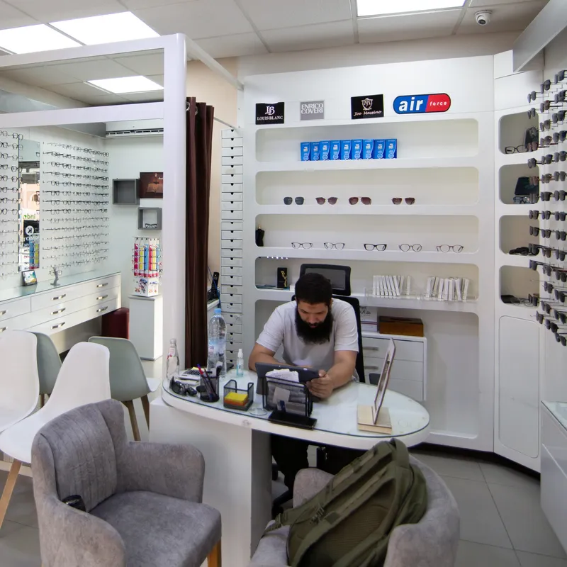 Soulaiman Tourham, opticien optométriste, à son bureau dans la boutique