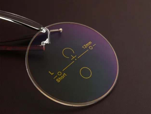 Un verre de lunettes avec ses marquages de centrage