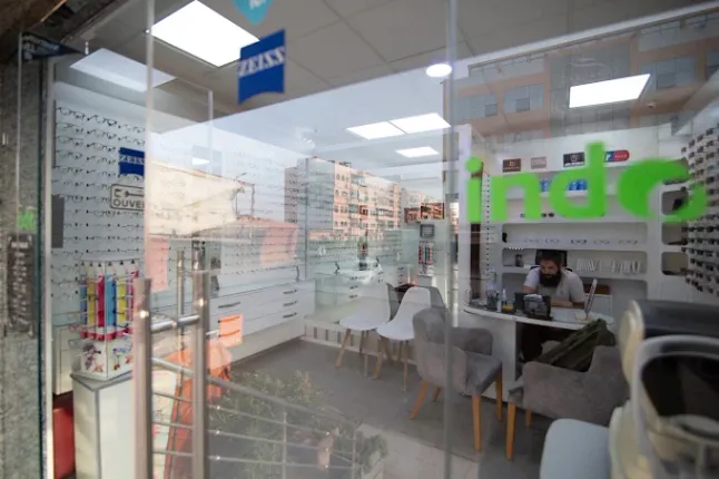 La boutique Imam Malik vue depuis la vitrine, avenue Palestine à Marrakech