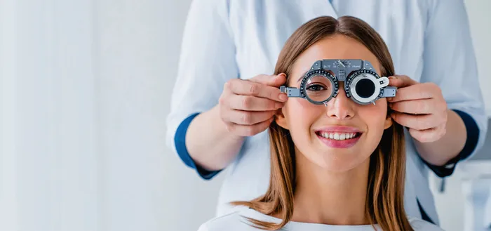 Une jeune femme souriante avec une monture d’essai