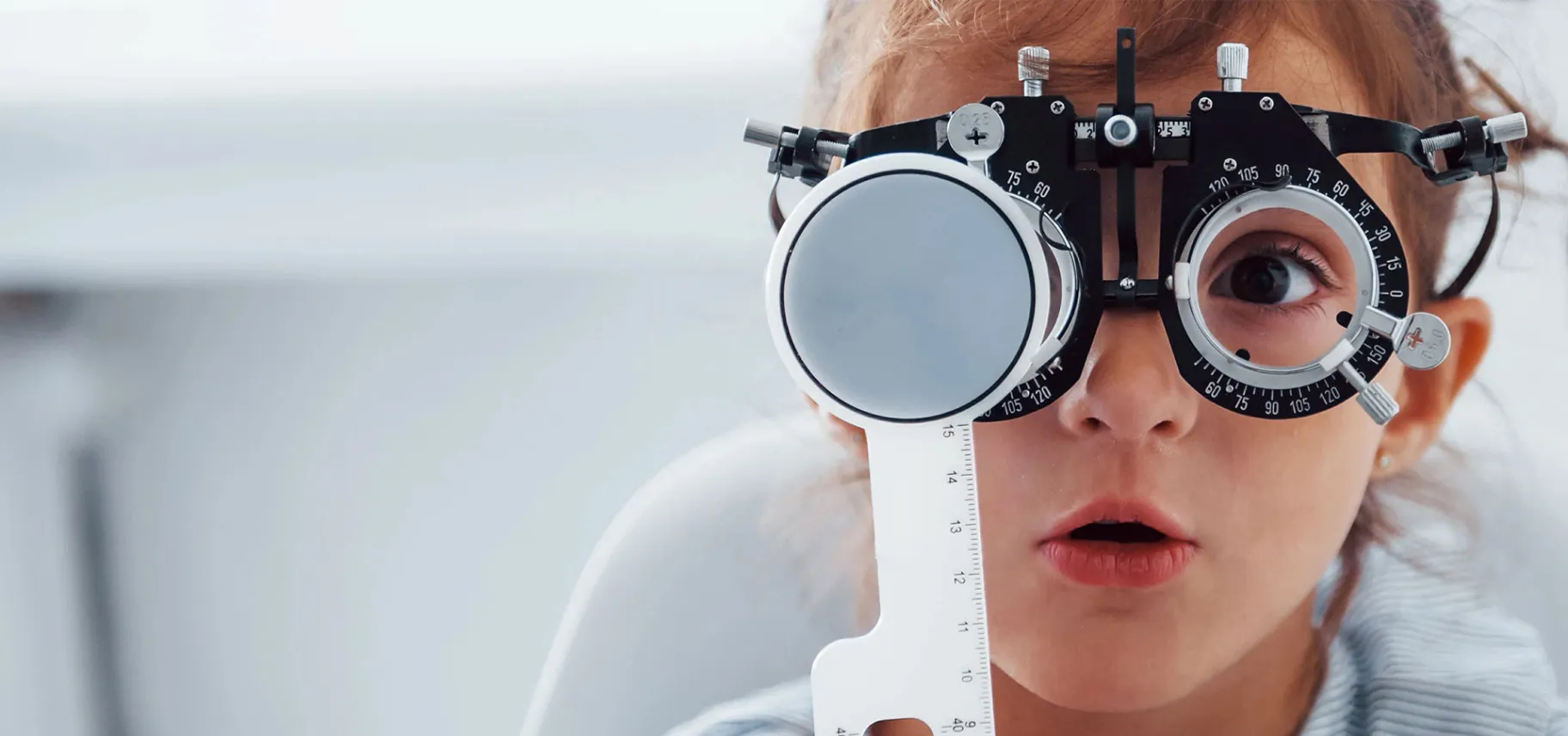 Une enfant avec une monture d’essai