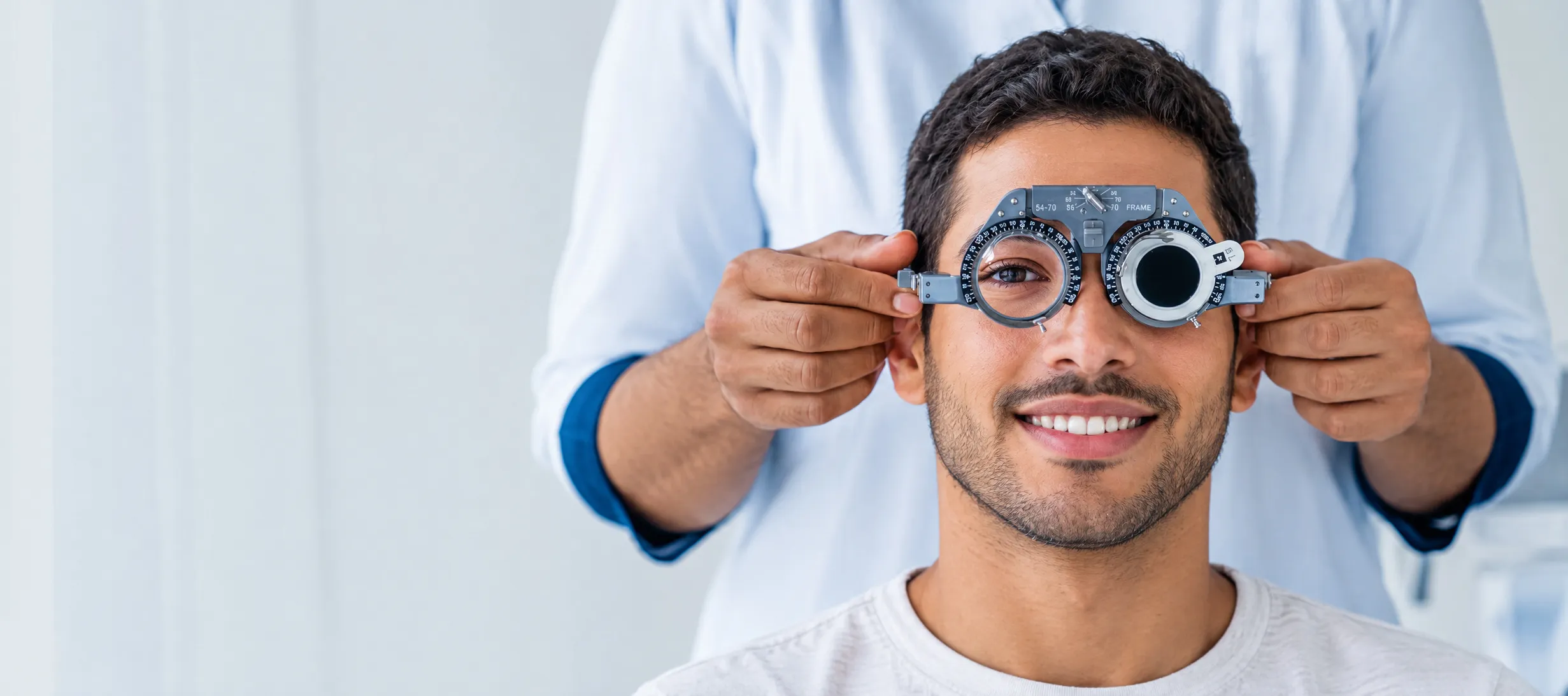 Un client souriant avec une monture d’essai